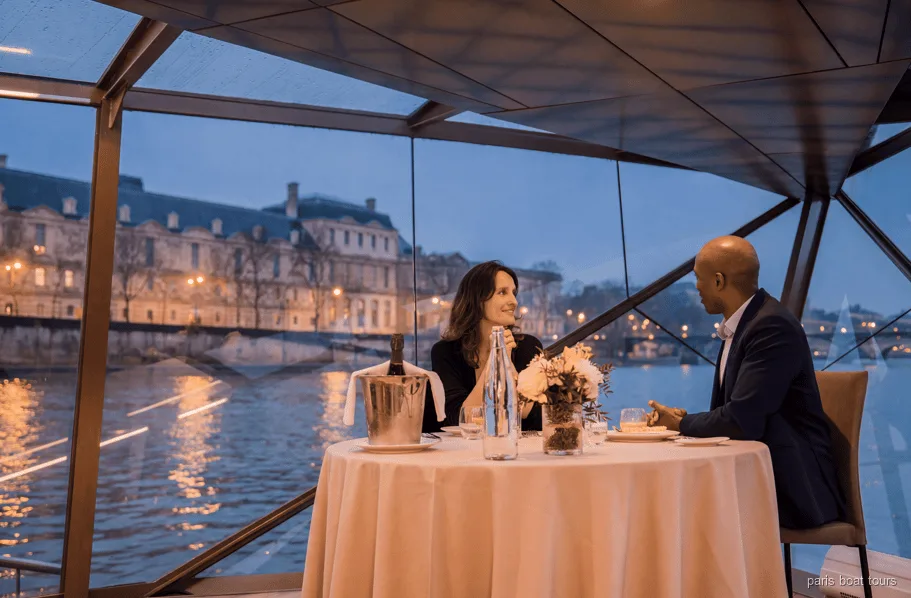 Barco restaurante de la cena Bateaux Mouches navegando por el Sena de noche