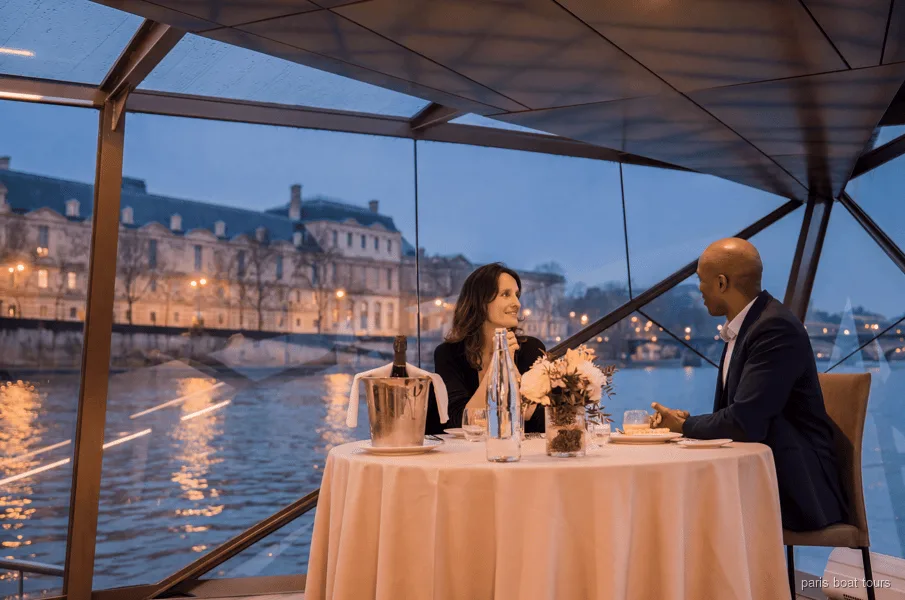 Bateaux Mouches dinercruise restaurantschip op de Seine in de avond