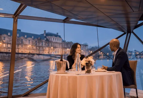 Bateaux Mouches Dinner Cruise Restaurantboot auf der Seine bei Nacht