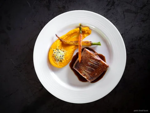 Hauptgang mit gebratenem Fleisch, Karottenpüree und Babykarotten beim Bateaux Mouches Dinner, Paris Bootstouren