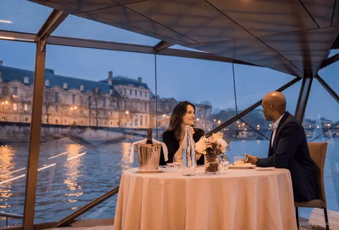 Bateaux Mouches middagskrydstogtbåd på Seinen om natten