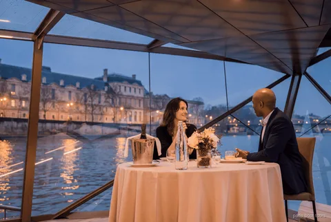 Statek restauracyjny Bateaux Mouches na rejsie z kolacją po Sekwanie nocą