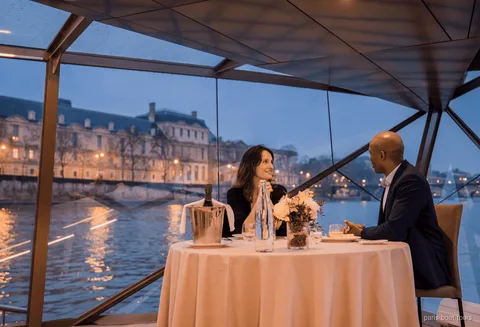 Bateaux Mouches yemekli tekne turu restoran teknesi geceleyin Seine nehrinde