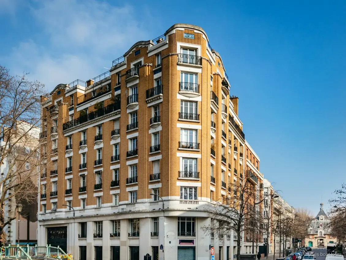 Backsteinhaus mit Balkonen am Canal Saint-Martin, zu sehen auf Bootstouren in Paris