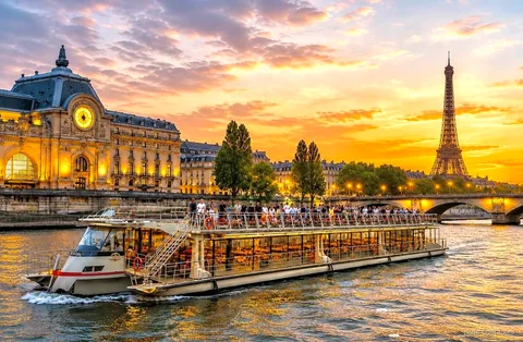 Beleuchtete Seine-Nachtfahrt nahe dem Eiffelturm