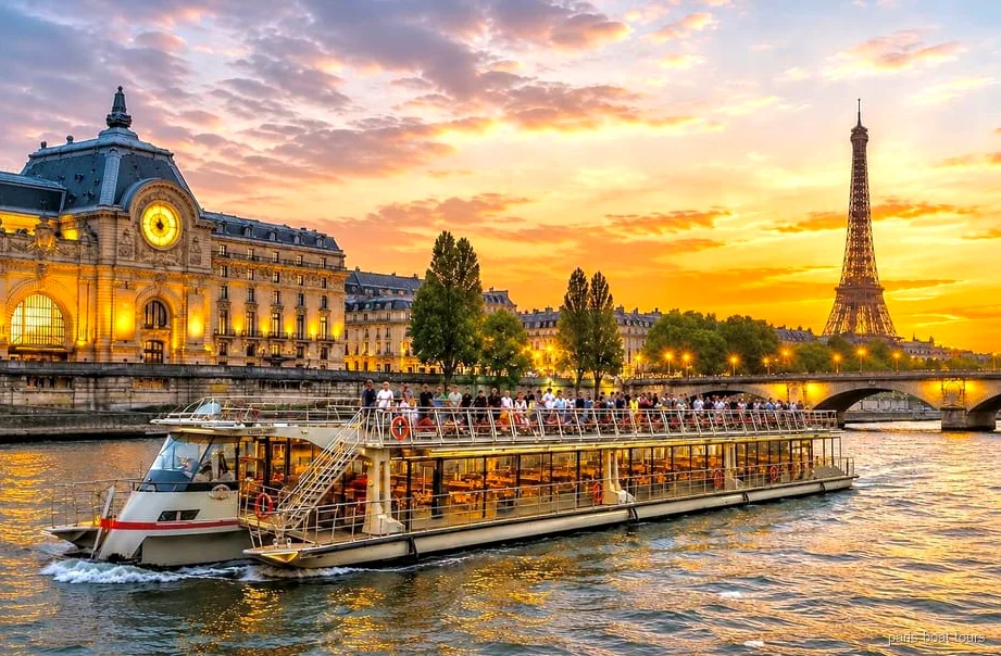 Beleuchtete Seine-Nachtfahrt nahe dem Eiffelturm