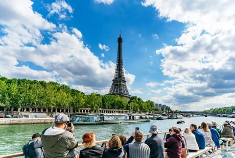 Seine boottocht langs de Eiffeltoren in Parijs
