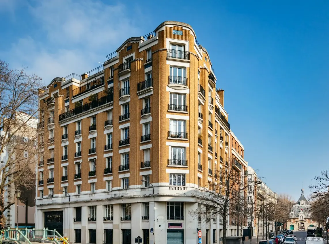 Bakstenen flatgebouw met balkons bij het Canal Saint-Martin, te zien tijdens boottochten in Parijs