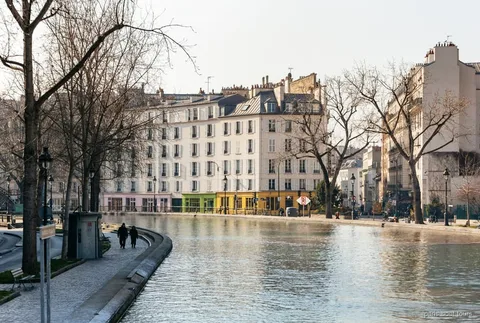 Båt som passerar genom Canal Saint-Martin-tunneln i Paris