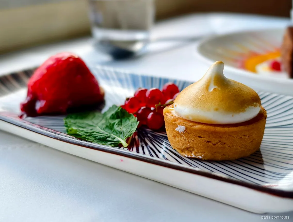 Piatto di dessert con tartelletta alla meringa, ribes rosso, menta e frutto rosso, tour in barca a Parigi