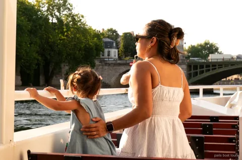 Paris'te atıştırmalıklı Seine nehri tekne turunda çocuklu bir aile