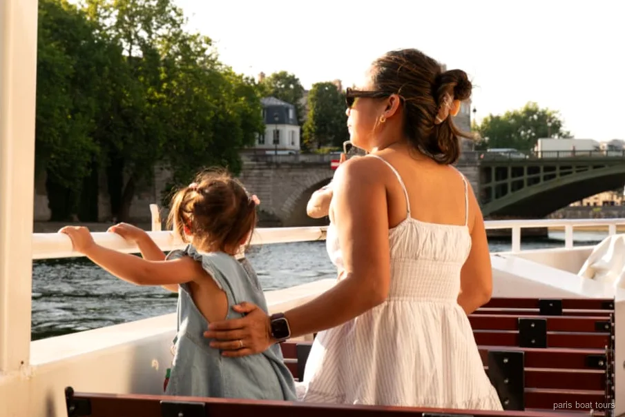 Família amb nens en un creuer pel Sena amb berenar a París