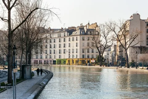 Barca che attraversa il tunnel del Canal Saint Martin a Parigi