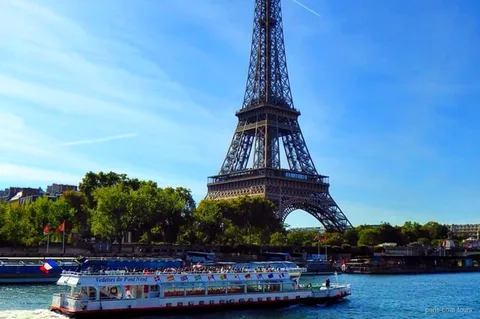 Battello della crociera guidata Vedettes du Pont Neuf in partenza dal centro di Parigi