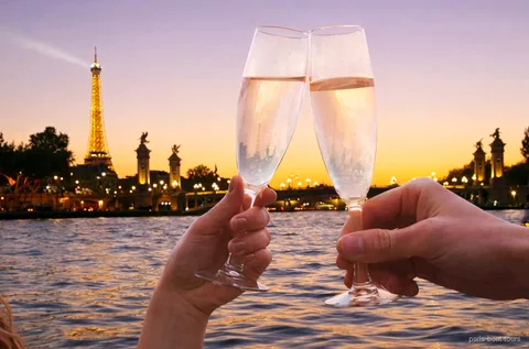 Crociera serale sulla Senna con champagne davanti alla Torre Eiffel illuminata