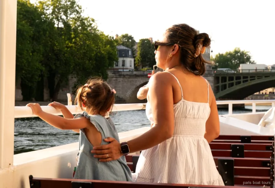Famille avec enfants sur une croisière sur la Seine avec des encas à Paris