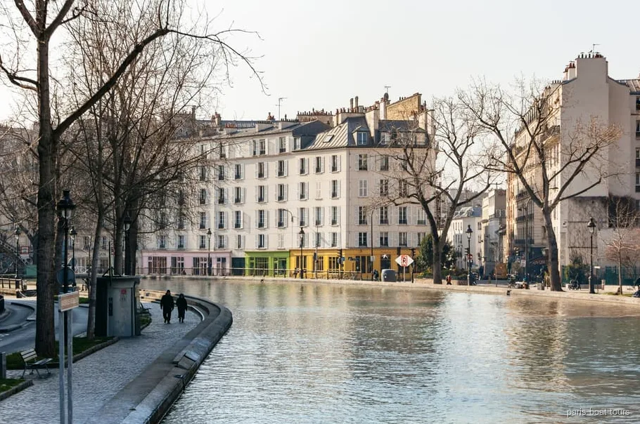 Barco atravesando el túnel del Canal Saint Martin en Paris