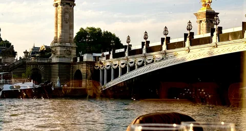Barco del crucero con cena bistronomica por el Sena pasando junto a la Torre Eiffel iluminada