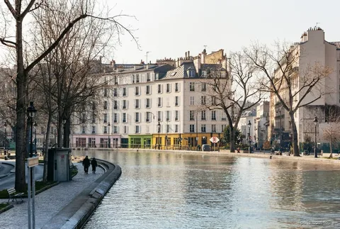 Barco passando pelo túnel do Canal Saint-Martin em Paris