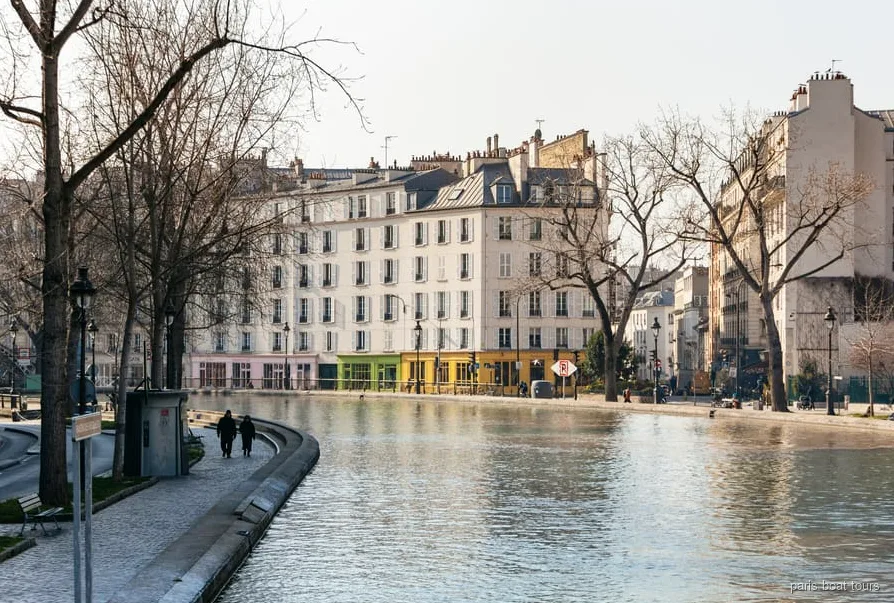 Barco passando pelo túnel do Canal Saint-Martin em Paris