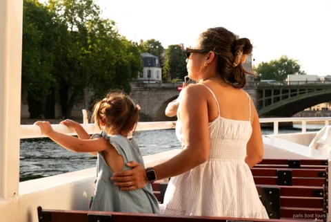 Família com crianças em um cruzeiro no Rio Sena com lanches em Paris