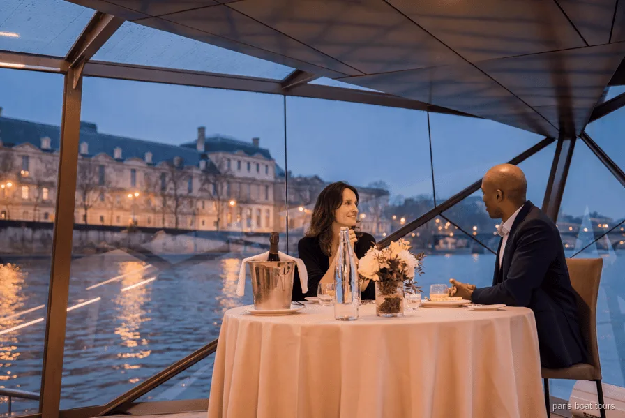 Barco-restaurante do cruzeiro com jantar Bateaux Mouches no Rio Sena à noite