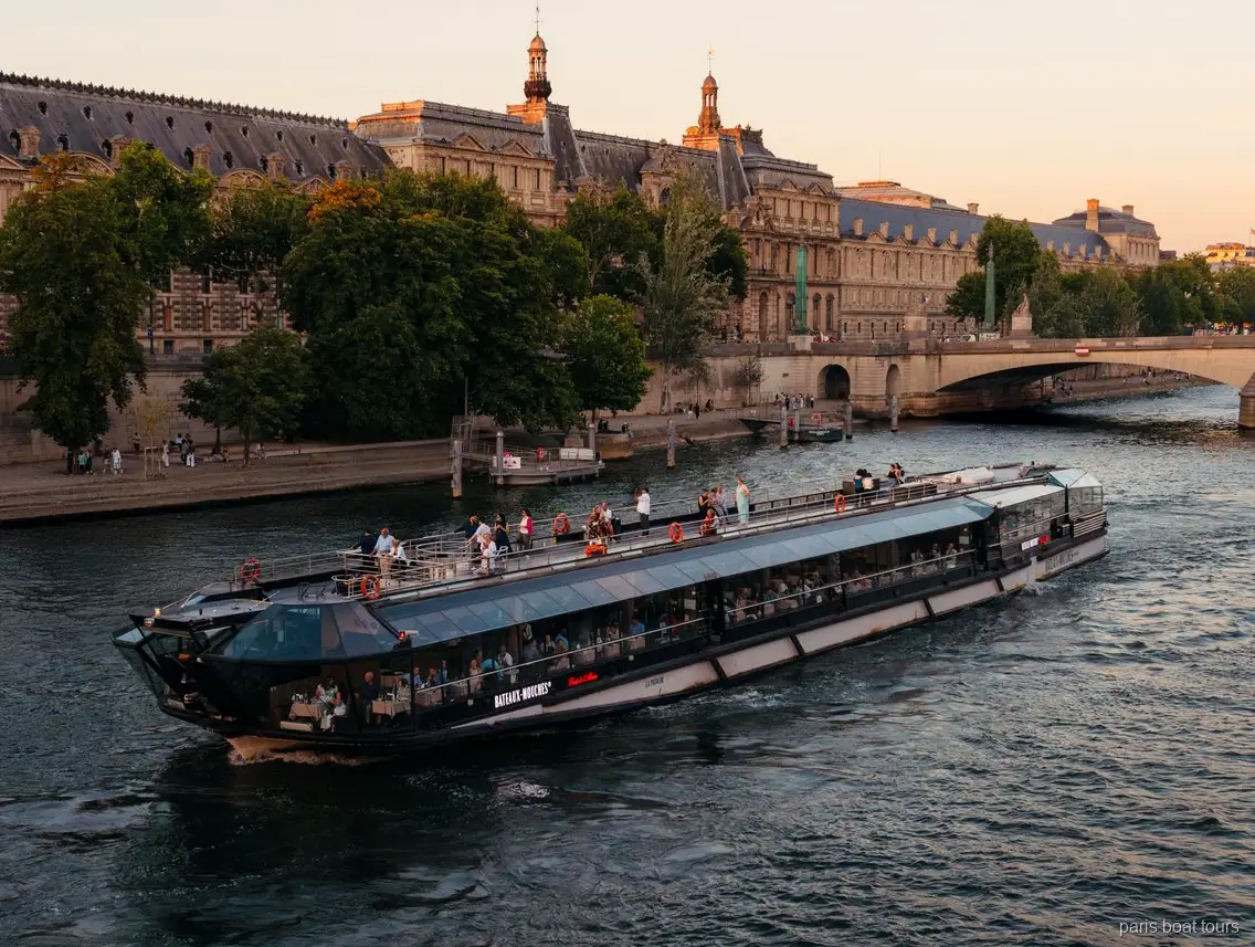 Barco Bateaux Mouches navegando pelo Sena ao entardecer junto a edifícios históricos de pedra, passeios de barco em Paris