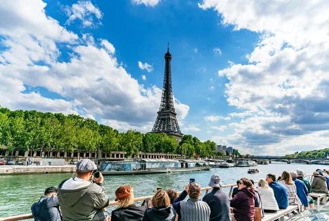Seine nehri tekne turu teknesi Paris'te Eyfel Kulesi'nin önünden geçiyor