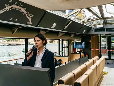 Cam tavanlı teknenin içinde mikrofonlu rehber ve güzergah haritası, Paris tekne turları