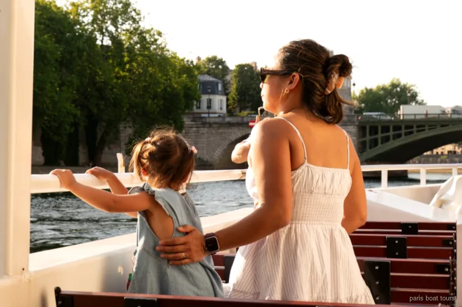 Familie med børn på en sejltur på Seinen med snacks i Paris