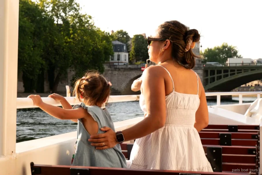 Familie mit Kindern auf einer Seine-Bootsfahrt mit Snacks in Paris