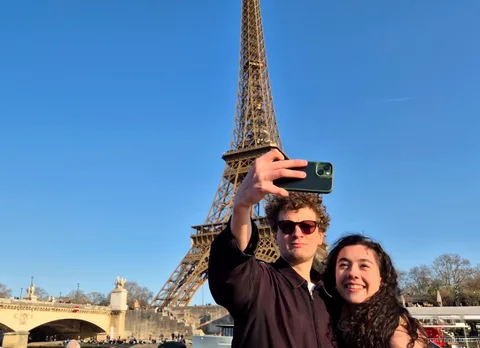 Eyfel Kulesi önünde selfie çeken çift, Paris tekne turlarından bir an