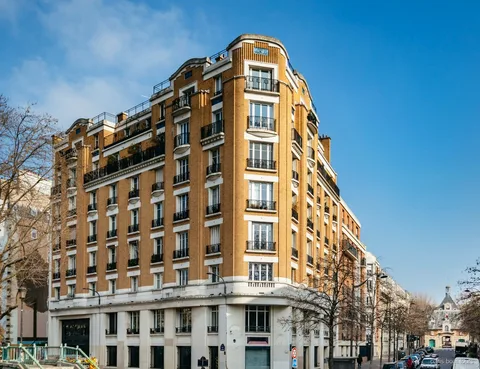 Murstensbygning med altaner ved Saint-Martin kanalen, set på bådture i Paris