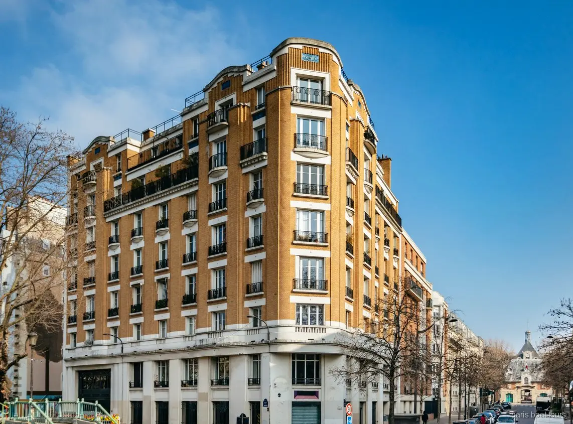 Saint-Martin Kanalı yakınında balkonlu tuğla bina, Paris tekne turlarında görülen manzara