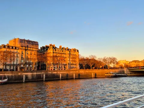 Haussmann-Gebäude im goldenen Abendlicht am Seine-Ufer, gesehen auf einer Paris Bootstour