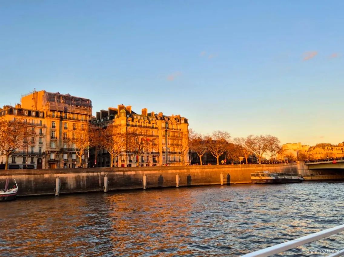 Haussmann-Gebäude im goldenen Abendlicht am Seine-Ufer, gesehen auf einer Paris Bootstour