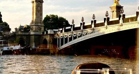 Seine bistro dinercruise boot langs de verlichte Eiffeltoren