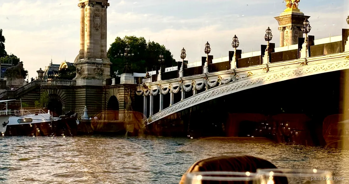 Seine bistro dinercruise boot langs de verlichte Eiffeltoren