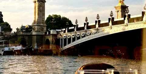 Seine nehri bistronomik yemekli tekne turu teknesi ışıklandırılmış Eyfel Kulesi'nin önünden geçiyor