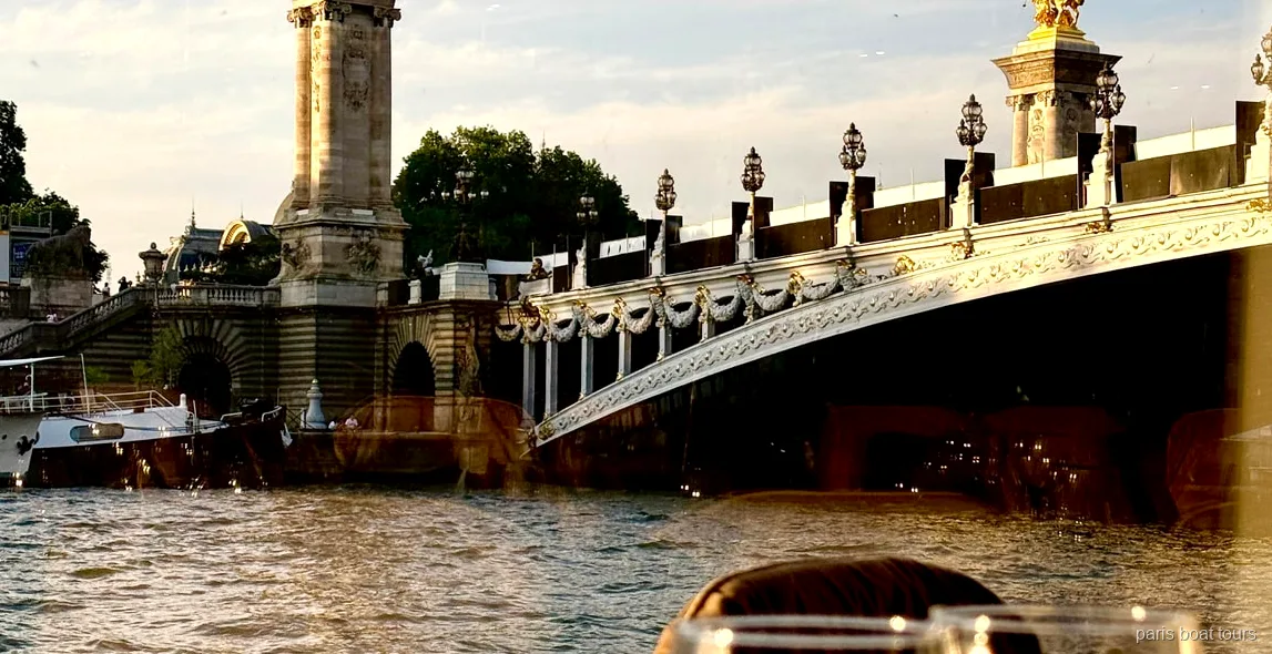 Seine nehri bistronomik yemekli tekne turu teknesi ışıklandırılmış Eyfel Kulesi'nin önünden geçiyor