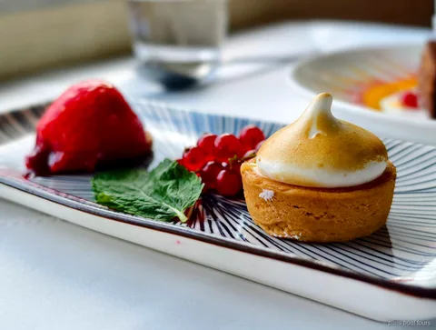 Beze kaplı tartlet, kırmızı frenk üzümü, nane ve kırmızı meyveyle tatlı tabağı, Paris tekne turları