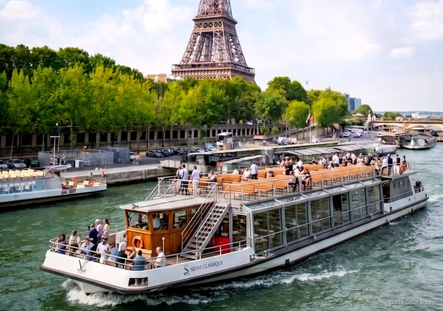 Offizielles Seine River Pass Ticket Boot fährt an Pariser Sehenswürdigkeiten vorbei