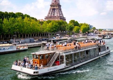 Officiel sejltur på Seinen pas-billet, båd der sejler forbi Paris' seværdigheder