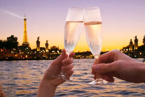 Croisière du soir sur la Seine avec champagne passant devant la tour Eiffel illuminée