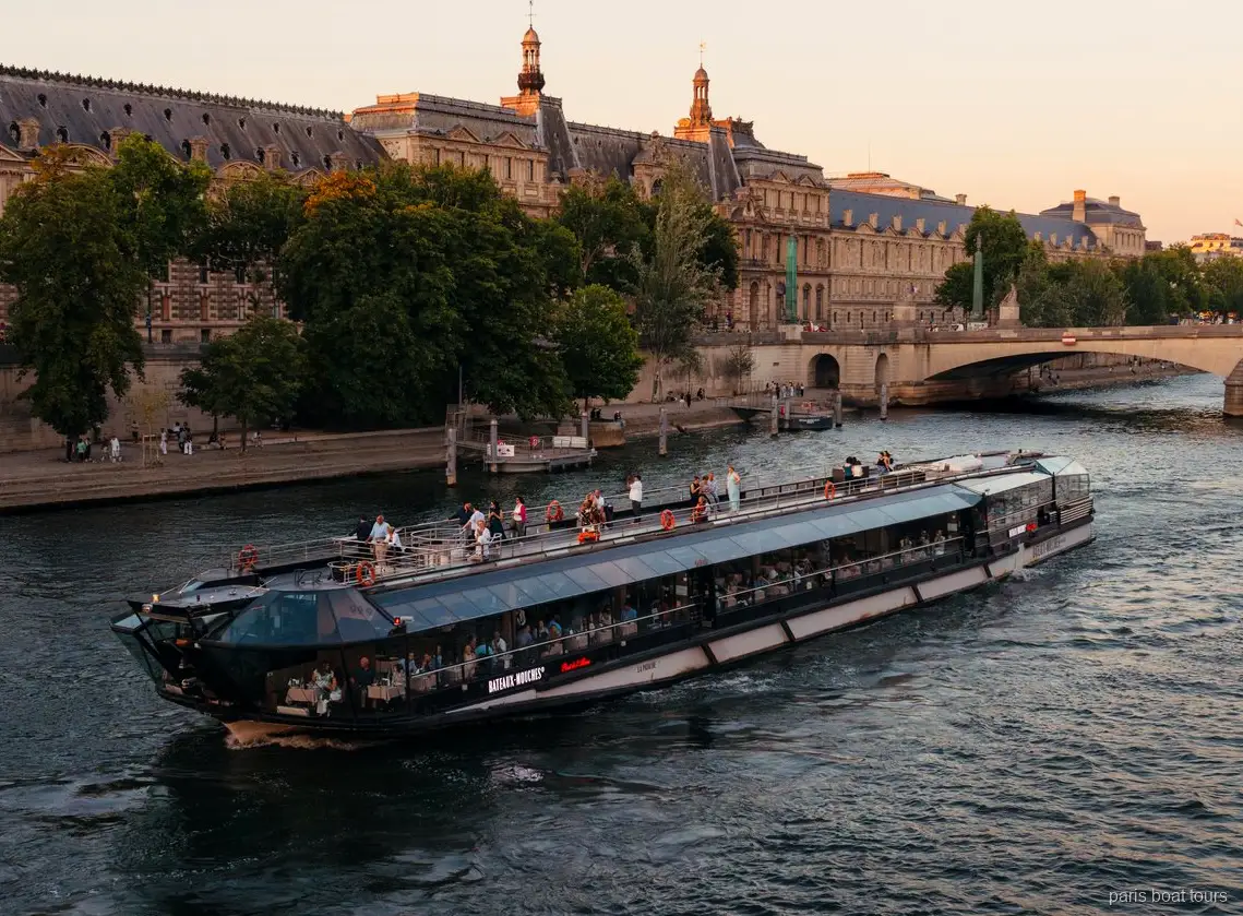 Vaixell Bateaux Mouches navegant pel Sena al capvespre davant d'edificis històrics en un creuer per París