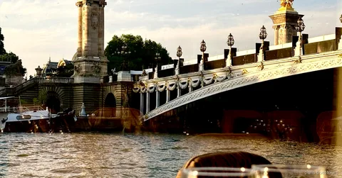Vaixell del sopar bistronòmic en creuer pel Sena passant per la Torre Eiffel il·luminada