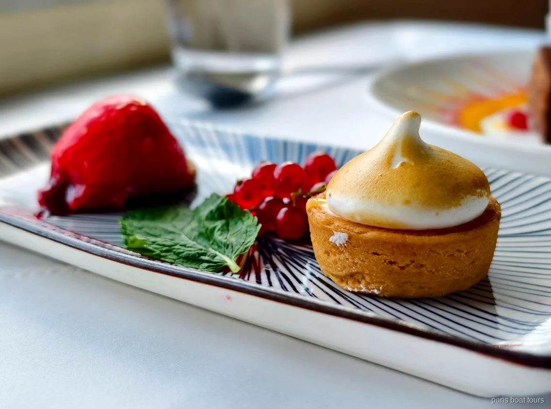 Plat de postres amb una tartaleta de merenga, groselles, menta i fruita vermella, creuers per París